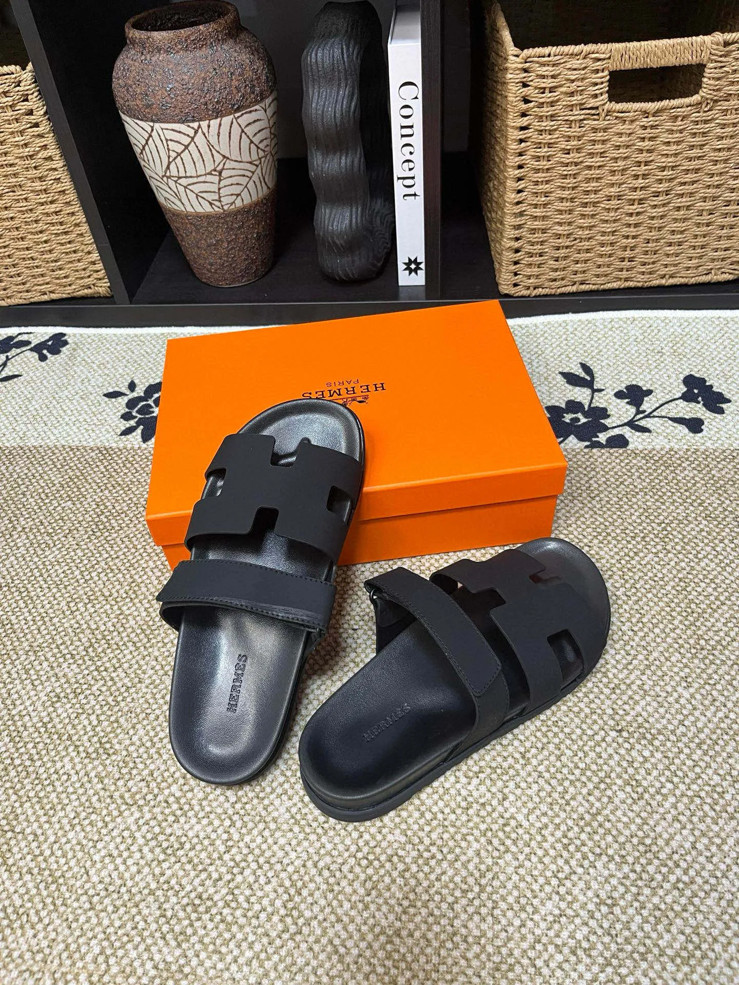 P300 Long-term stock Hermes men’s Kazimir slippers for couples - top quality woven calfskin functional sandals with intertwined uppers inspired by the “H” iconic pattern to create a casual look, perfect for summer. Imported cowhide + cowhide lining + TUP outsole Size: 35-46